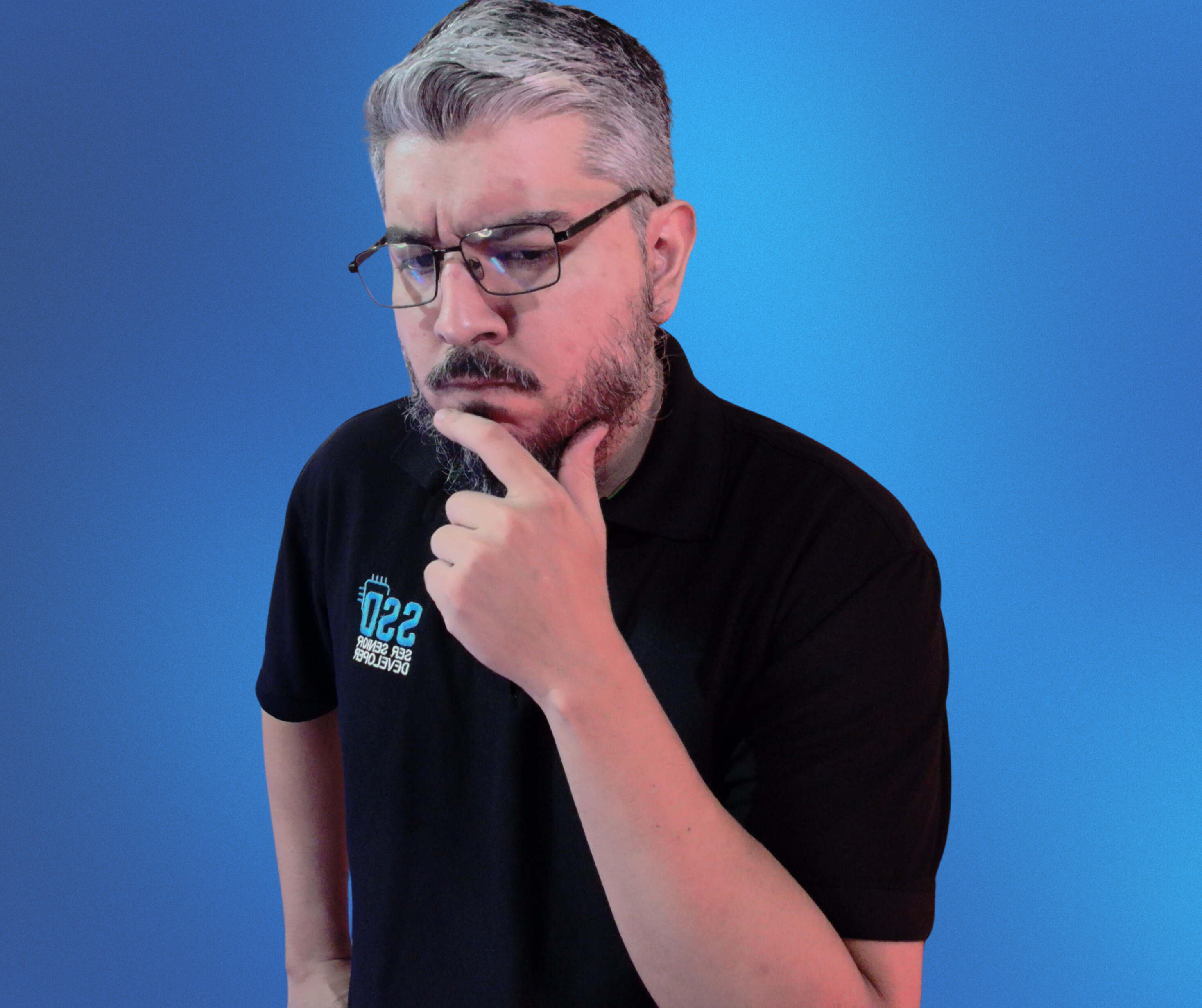 Teacher Alex frustrado pensando, simbolizando la dificultad de entender inglés en contextos reales de trabajo como reuniones o debugging.