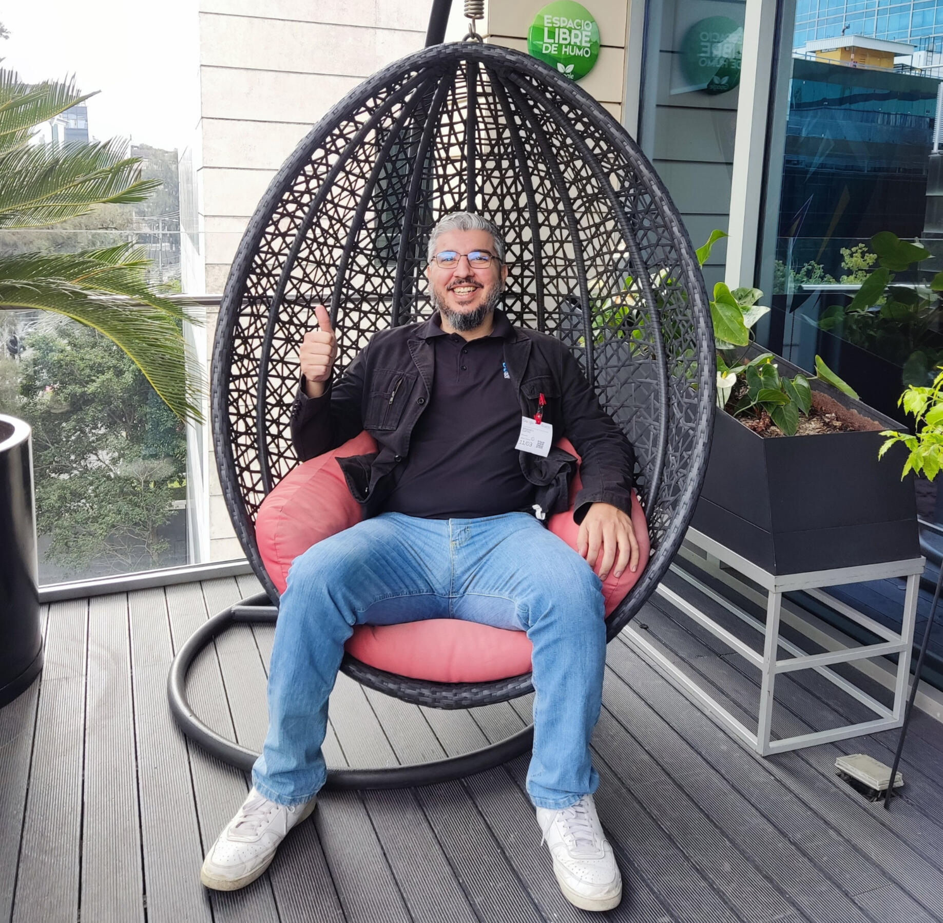 Teacher Alex celebrando un logro tras una clase grupal de inglés técnico, desde las instalaciones de Google México.