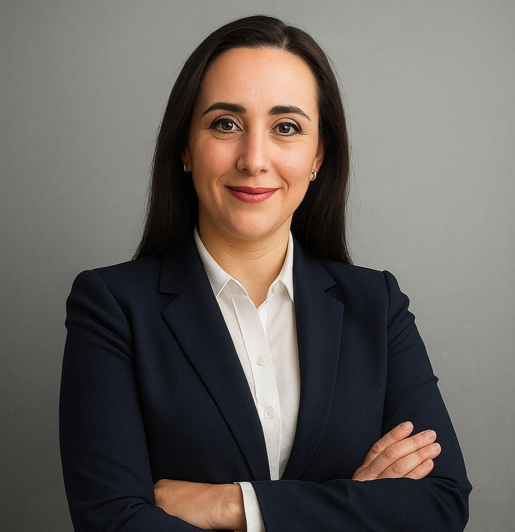 Retrato de Alicia, analista de ciberseguridad, exalumna del programa, ahora dirige reuniones en inglés con confianza.