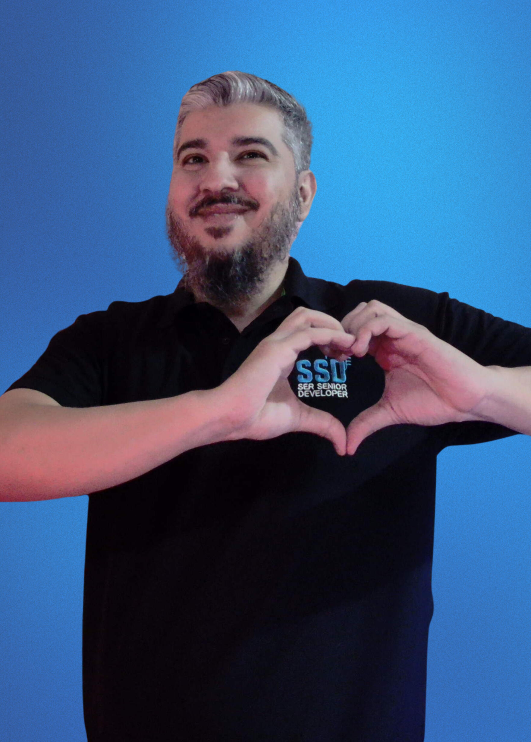 Alex Carrillo respondiendo dudas con celular en mano, siempre disponible para sus estudiantes